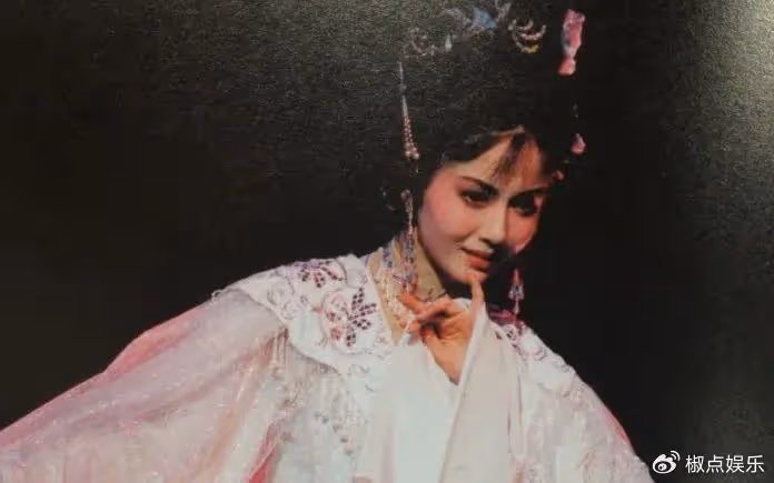 她被譽為「江南第一美人」,從不接吻戲,嫁初戀如今55歲依然美艷