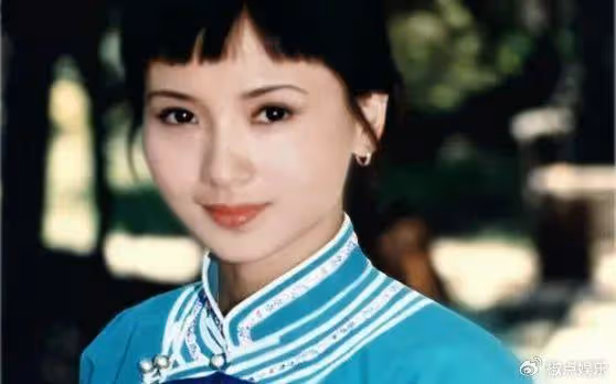 她被譽為「江南第一美人」,從不接吻戲,嫁初戀如今55歲依然美艷
