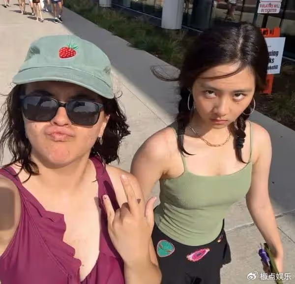 17歲黃多多遭網爆!穿比基尼和外國小哥海邊嬉戲,評論區罵聲一片