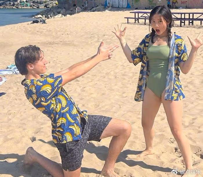 17歲黃多多遭網爆!穿比基尼和外國小哥海邊嬉戲,評論區罵聲一片