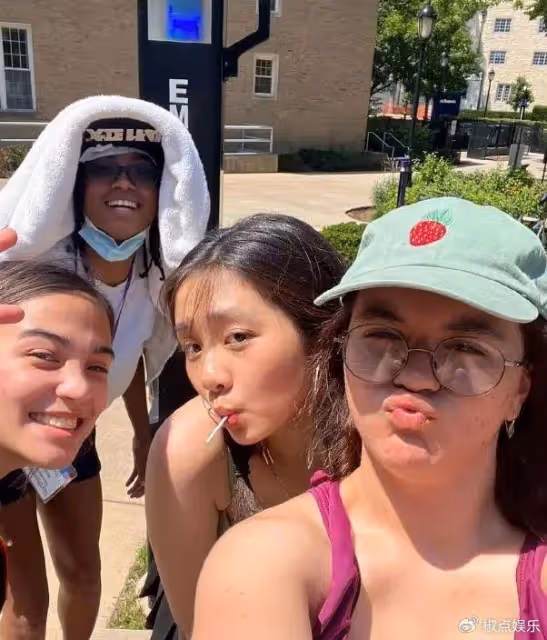 17歲黃多多遭網爆!穿比基尼和外國小哥海邊嬉戲,評論區罵聲一片