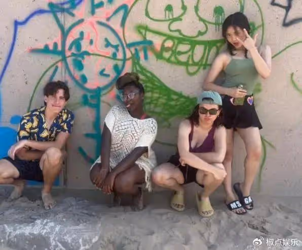 17歲黃多多遭網爆!穿比基尼和外國小哥海邊嬉戲,評論區罵聲一片