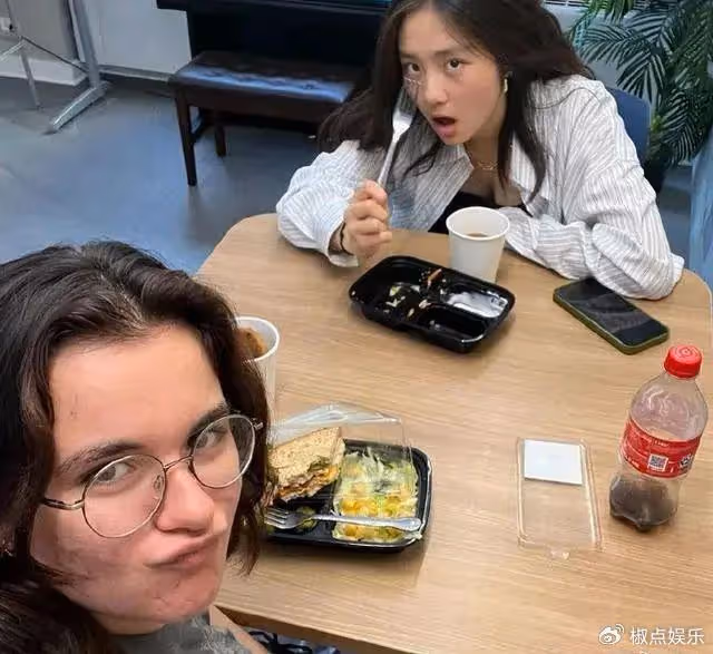 17歲黃多多遭網爆!穿比基尼和外國小哥海邊嬉戲,評論區罵聲一片