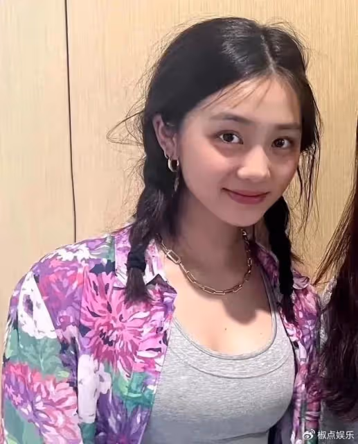 17歲黃多多遭網爆!穿比基尼和外國小哥海邊嬉戲,評論區罵聲一片