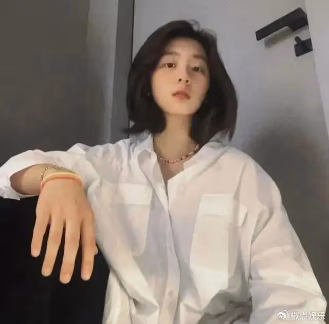 17歲黃多多遭網爆!穿比基尼和外國小哥海邊嬉戲,評論區罵聲一片