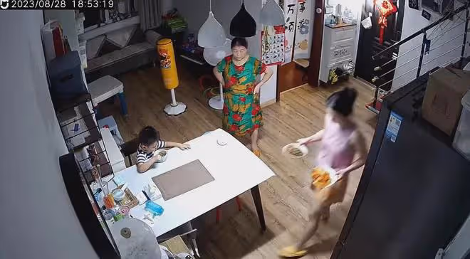 女子和婆婆一起住,但不一起吃飯,女子:雖然很奇怪,卻十分舒服