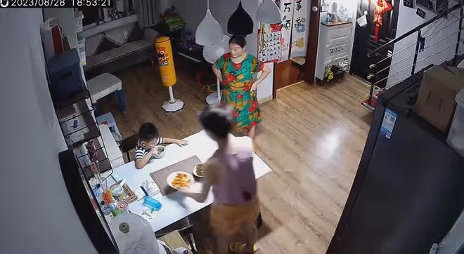 女子和婆婆一起住,但不一起吃飯,女子:雖然很奇怪,卻十分舒服