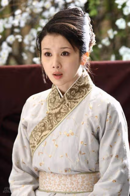 三個男人把她打到鼻子變形再一起坐在她身上，張藝謀把人害慘了