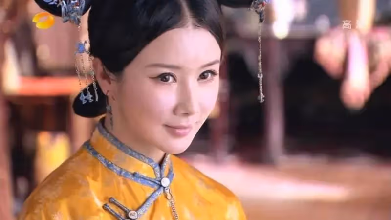 三個男人把她打到鼻子變形再一起坐在她身上,張藝謀把人害慘了