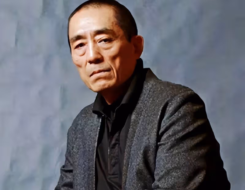 三個男人把她打到鼻子變形再一起坐在她身上,張藝謀把人害慘了