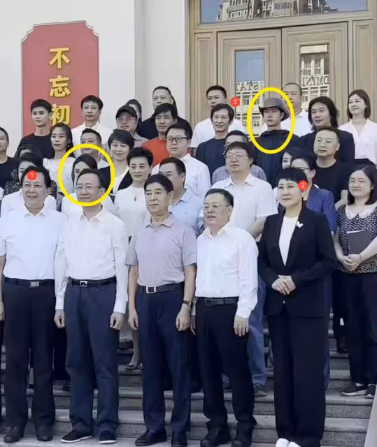 王一博座談會全程對稿念,杜華聽著打瞌睡,穿200元衣服被質疑!