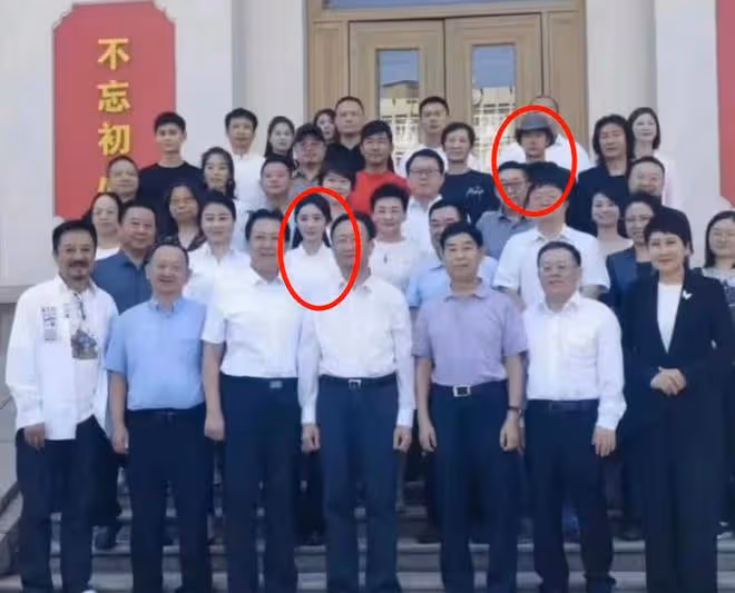王一博座談會全程對稿念,杜華聽著打瞌睡,穿200元衣服被質疑!