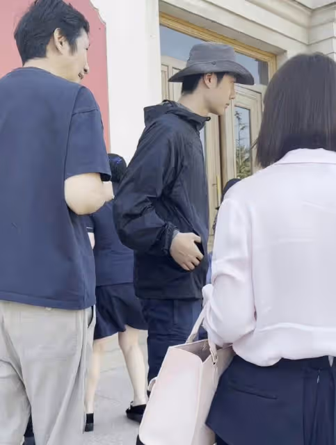 王一博座談會全程對稿念,杜華聽著打瞌睡,穿200元衣服被質疑!