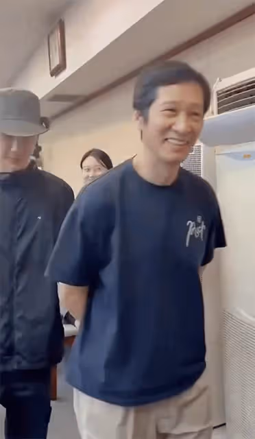 王一博座談會全程對稿念,杜華聽著打瞌睡,穿200元衣服被質疑!