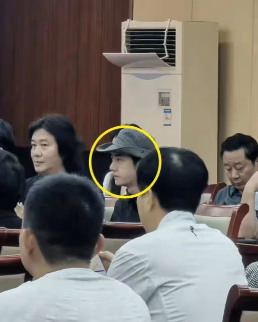 王一博座談會全程對稿念,杜華聽著打瞌睡,穿200元衣服被質疑!