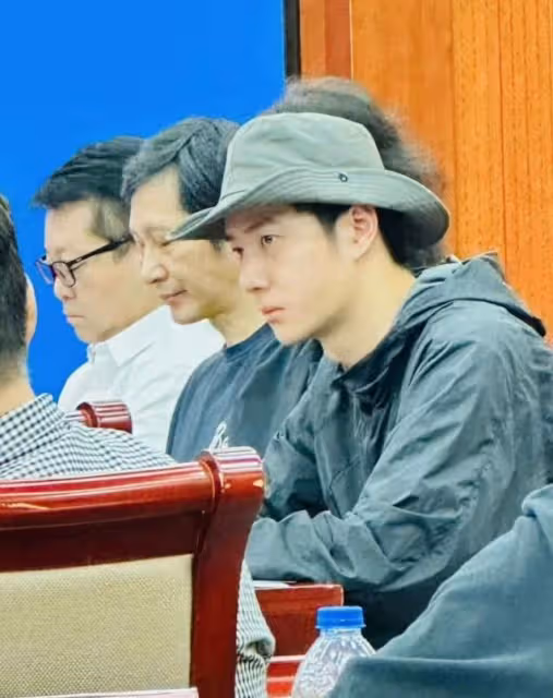 王一博座談會全程對稿念,杜華聽著打瞌睡,穿200元衣服被質疑!