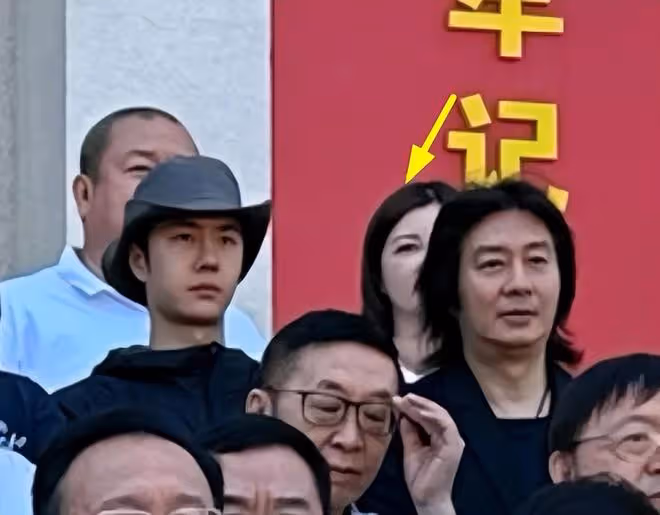 王一博座談會全程對稿念,杜華聽著打瞌睡,穿200元衣服被質疑!