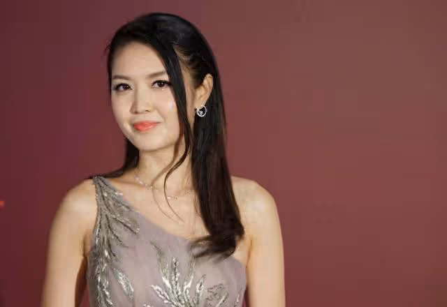 TVB女星因身材好收到騷擾信息,今現身酒會,澄清與男友分手傳聞
