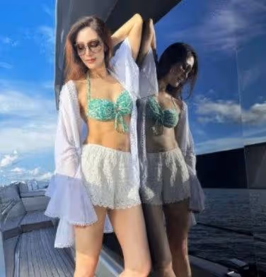 52歲李嘉欣曬美照,被贊完美身材