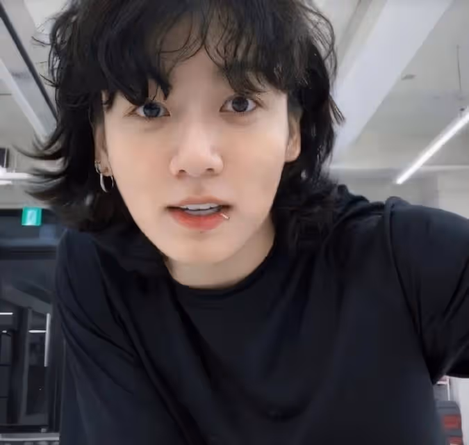 他成為今年第一位登上，Melon日排行榜榜首的韓國男藝人