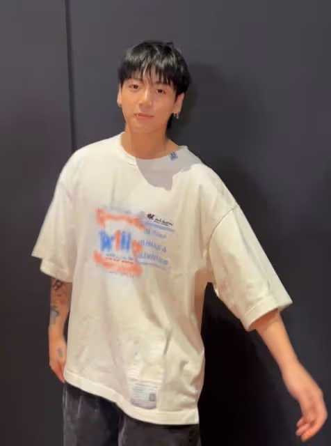 他成為今年第一位登上，Melon日排行榜榜首的韓國男藝人