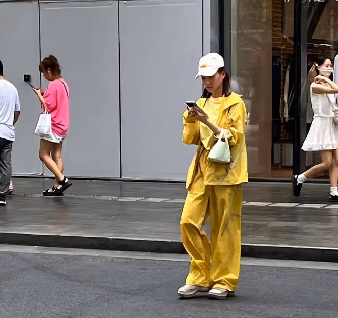 何超蓮陪媽媽陳婉珍逛街,三太穿布鞋打扮相當低調