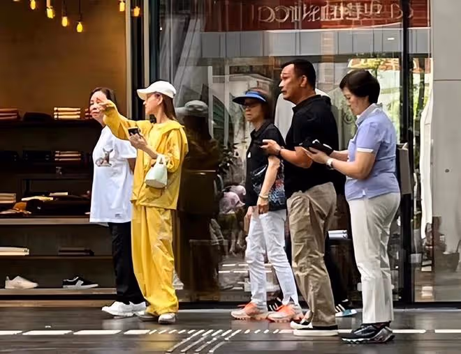 何超蓮陪媽媽陳婉珍逛街,三太穿布鞋打扮相當低調