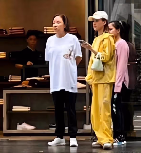 何超蓮陪媽媽陳婉珍逛街,三太穿布鞋打扮相當低調
