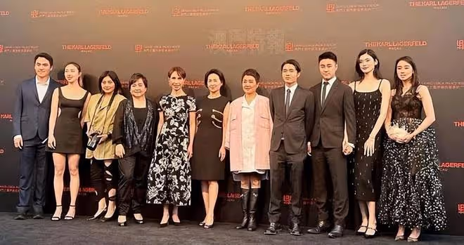 何超蓮陪媽媽陳婉珍逛街,三太穿布鞋打扮相當低調