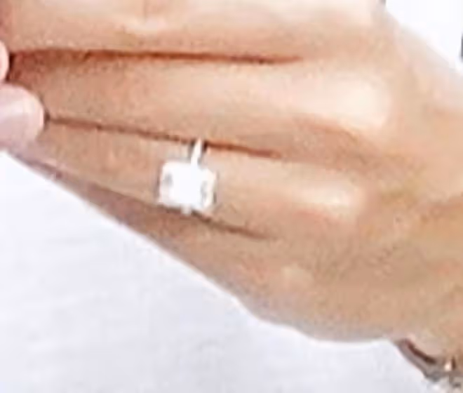 黃心穎已登記結婚,戴超大鑽戒秀恩愛,泥鯭化身保鏢全程護妻