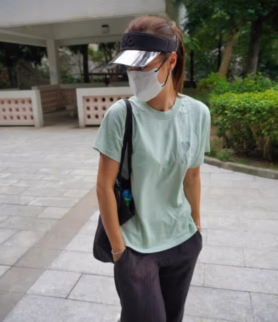 黃心穎已登記結婚,戴超大鑽戒秀恩愛,泥鯭化身保鏢全程護妻