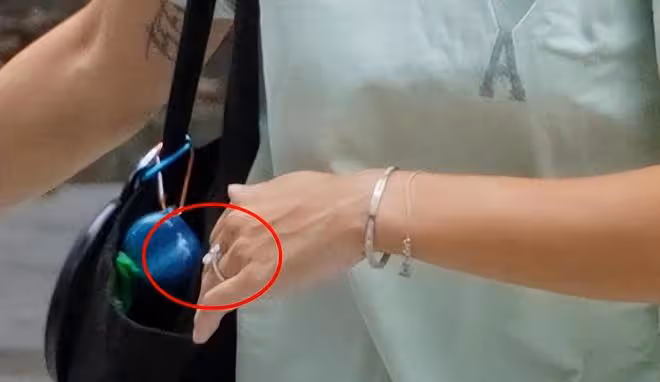 黃心穎已登記結婚,戴超大鑽戒秀恩愛,泥鯭化身保鏢全程護妻
