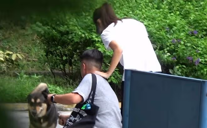 黃心穎已登記結婚,戴超大鑽戒秀恩愛,泥鯭化身保鏢全程護妻
