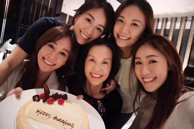 黃心穎已登記結婚,戴超大鑽戒秀恩愛,泥鯭化身保鏢全程護妻