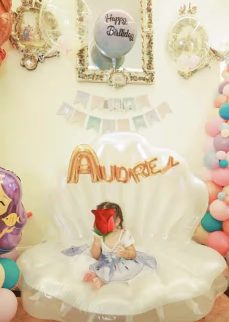 何超盈為4歲女兒慶生!芭比派對奢華隆重,小8歲學霸老公成熟穩重