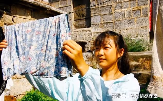 故事:嫁給小5歲的老公,婆婆泡完腳讓我洗盆,端起盆我眼淚直流