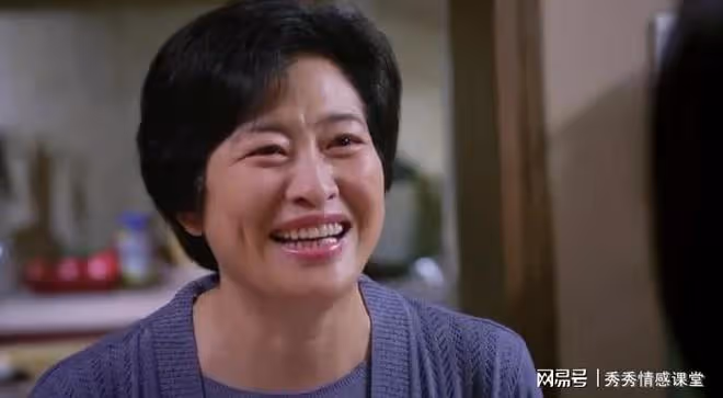 故事:嫁給小5歲的老公,婆婆泡完腳讓我洗盆,端起盆我眼淚直流