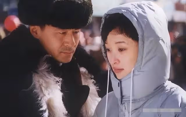 蔣勤勤素顏攜老公兒子露面!陳建斌變瘦顯精神,倆兒子壯碩都像爸