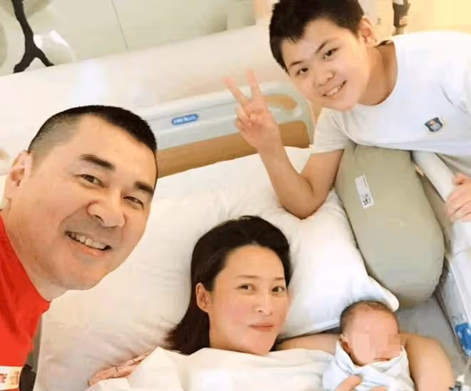 蔣勤勤素顏攜老公兒子露面!陳建斌變瘦顯精神,倆兒子壯碩都像爸