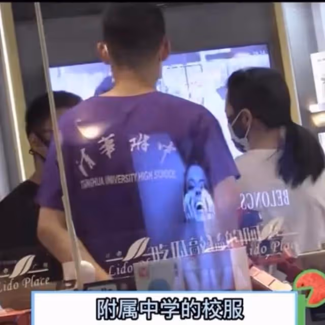 蔣勤勤素顏攜老公兒子露面!陳建斌變瘦顯精神,倆兒子壯碩都像爸