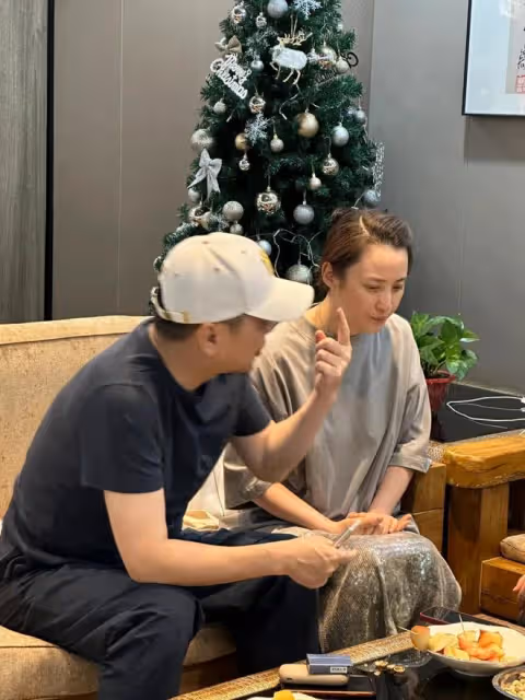 蔣勤勤素顏攜老公兒子露面!陳建斌變瘦顯精神,倆兒子壯碩都像爸