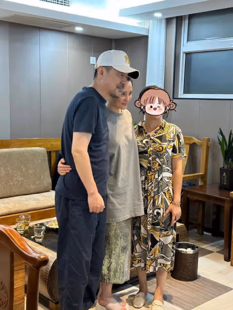 蔣勤勤素顏攜老公兒子露面!陳建斌變瘦顯精神,倆兒子壯碩都像爸
