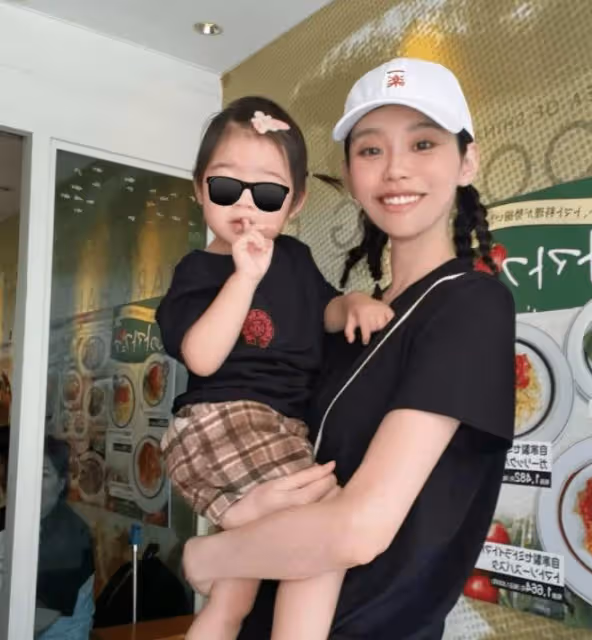 奚夢瑤女兒正面照曝光,像極了爸爸何猷君