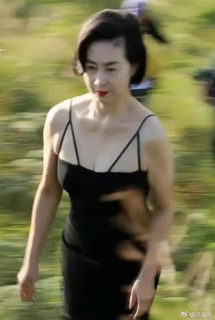 61歲何超瓊現身貴州山區，身穿弔帶短裙盡顯好身材，卻被嘲不得體
