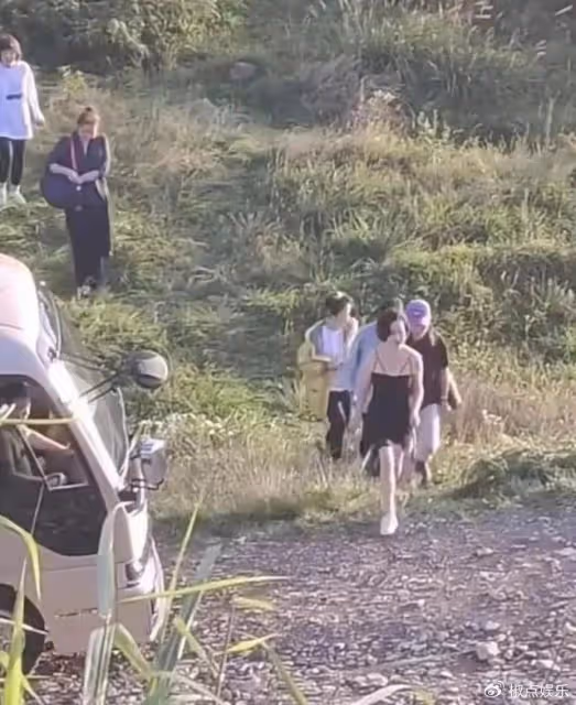 61歲何超瓊現身貴州山區，身穿弔帶短裙盡顯好身材，卻被嘲不得體