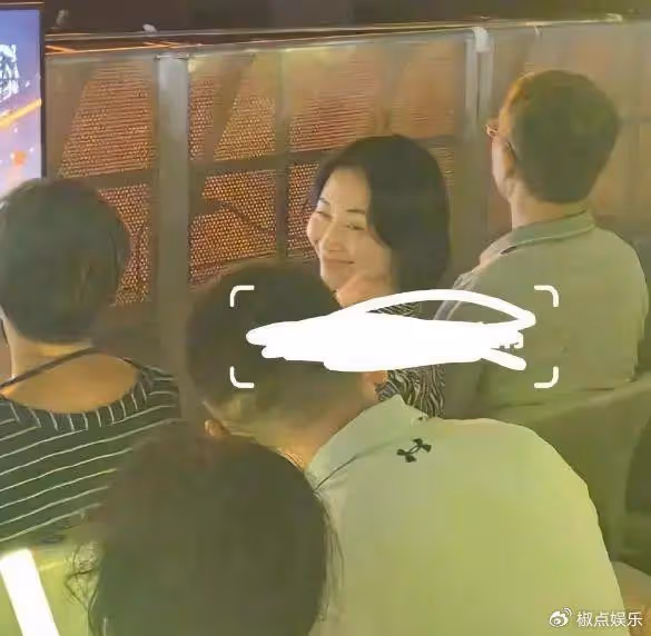 61歲何超瓊現身貴州山區，身穿弔帶短裙盡顯好身材，卻被嘲不得體