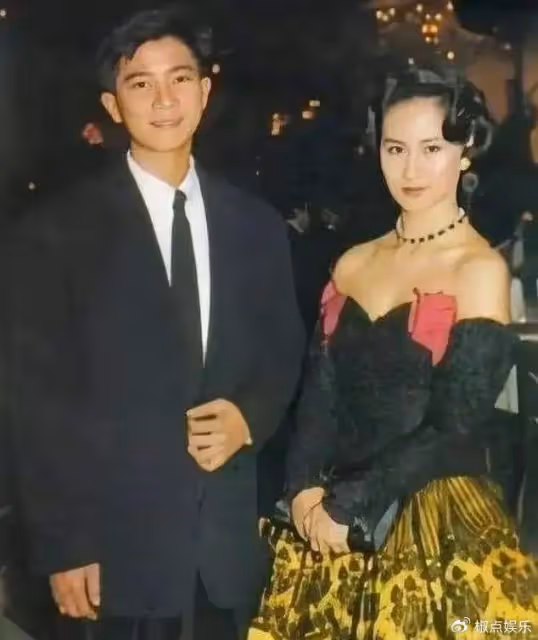 61歲何超瓊現身貴州山區，身穿弔帶短裙盡顯好身材，卻被嘲不得體