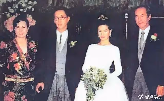 61歲何超瓊現身貴州山區,身穿弔帶短裙盡顯好身材,卻被嘲不得體