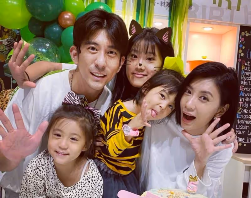 賈靜雯曬三個女兒,咘咘最美,波妞女漢子,梧桐妹打扮顯成熟
