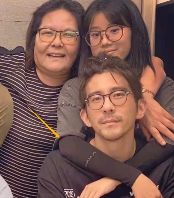賈靜雯曬三個女兒,咘咘最美,波妞女漢子,梧桐妹打扮顯成熟